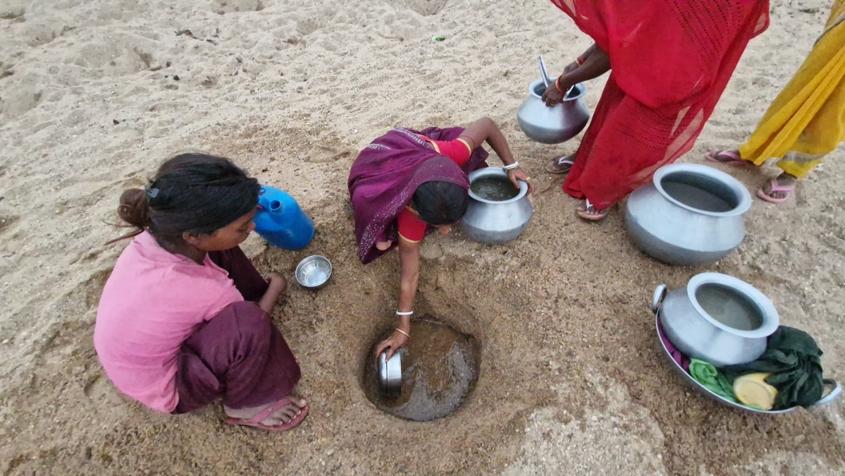 Jamui villagers digging pits for drinking water