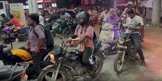 நள்ளிரவிலும் வாகனங்களுக்கு பெட்ரோல் நிரப்பிய பொதுமக்கள்