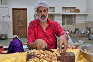 சமையல் கலைஞர் காய்கறி வெட்டும் காட்சி