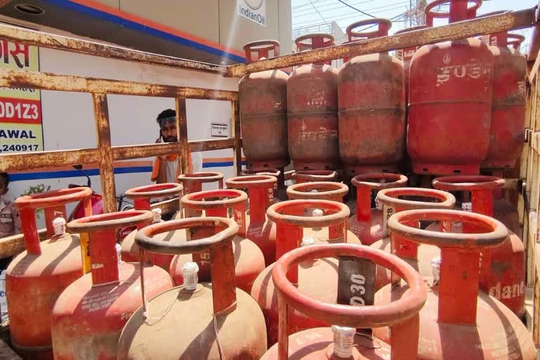 एलपीजी गैस सिलेंडर के लिए मची होड़, सर्वर डाउन होने से बुकिंग और डिलीवरी ठप