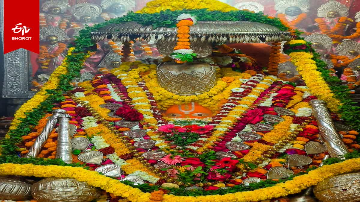 अयोध्या में 76 सीढ़ियां चढ़कर होते हैं हनुमान जी के सबसे छोटे रूप के दर्शन;  जानिए कैसे पड़ा हनुमानगढ़ी नाम