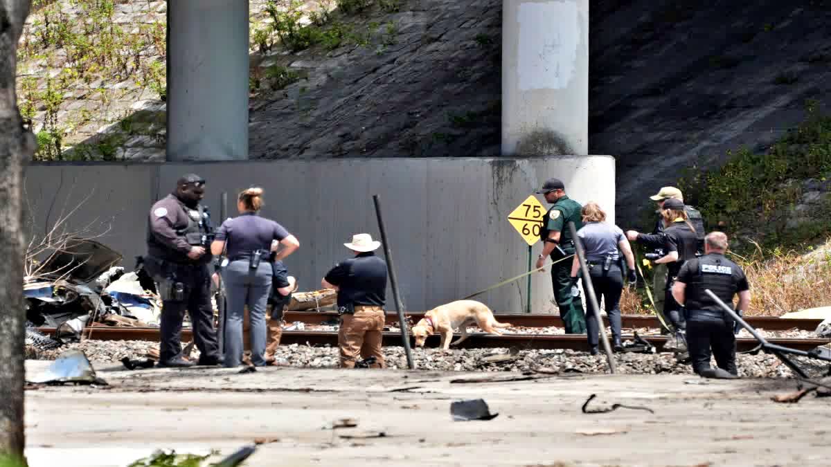 US three people killed after small plane crashes on busy street in florida boca raton