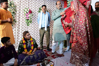 Veerangana Madhubala, speaker Birla wearing Chunri