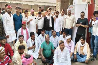 वाराणसी में सपा कार्यकर्ताओं ने दिया धरना.