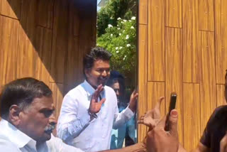 நீலாங்கரையில் ரசிகர்களை பார்த்து கையசைத்த விஜய்