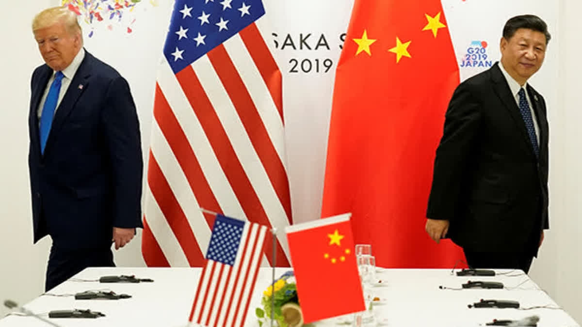 US President Donald Trump (L) and Chinese President Xi Jinping (R)
