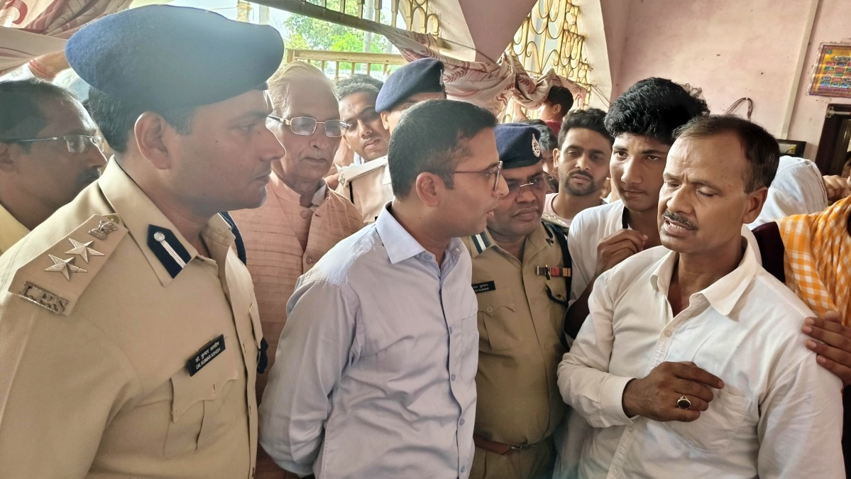 Emotions ran high as thousands attended the burial of Border Security Force (BSF) sub-inspector Mohammad Imtiaz, martyred during indiscriminate firing by Pakistan at the international border along RS Pura sector in Jammu and Kashmir, at his native Narayanpur village in Saran district of Bihar on Monday evening.
