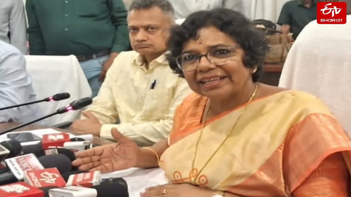 मीडिया से मुखातिब राष्ट्रीय महिला आयोग अध्यक्ष विजया रहाटकर.