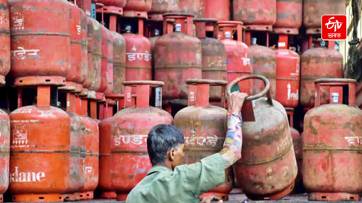 Public seized a truck loaded with cooking gas cylinders in Abhayapuri