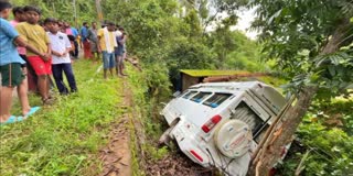 SCHOOL TRAVELER LOSES CONTROL  SCHOOL BUS ACCIDENT VIDEO  WAYANAD SCHOOL BUS ACCIDENT  NSS HIGHER SECONDARY KALPETTA