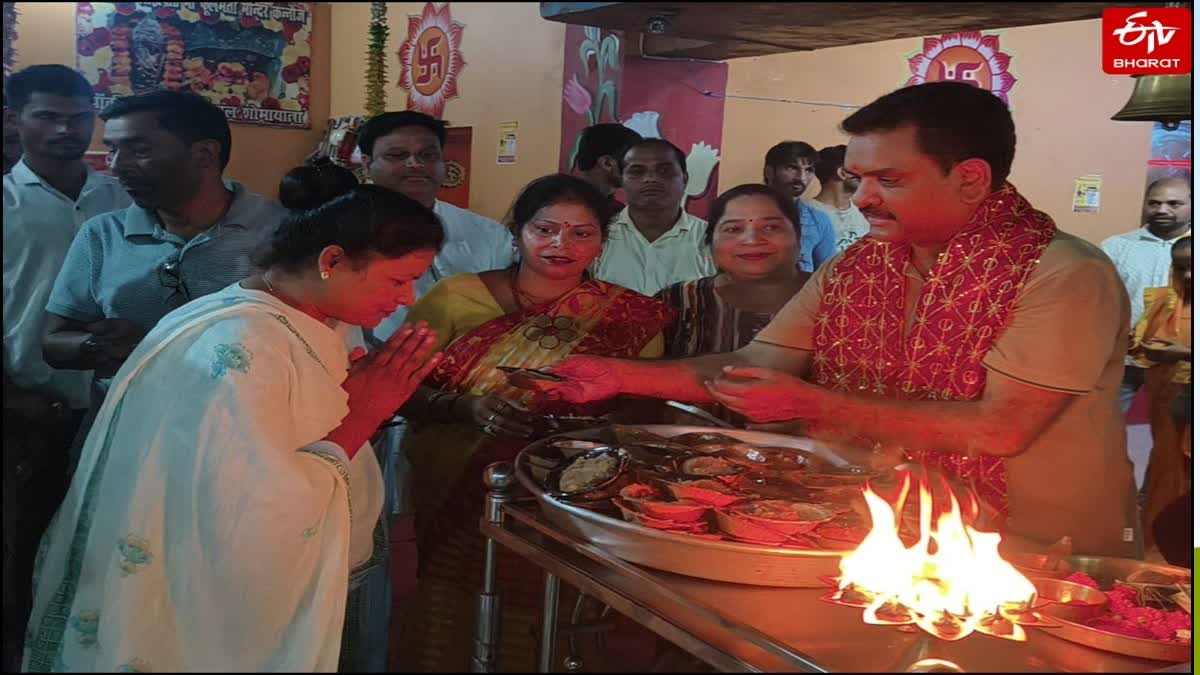 कन्नौज ; माता फुलवती मंदिर में प्रसाद बांटते समाज कल्याण राज्य मंत्री असीम अरुण.