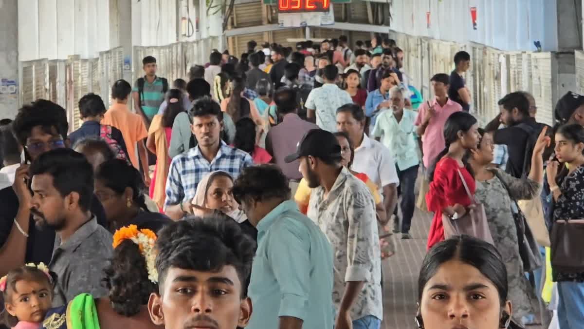 ரயில் நிலையத்தில் அலை மோதும் கூட்டம்