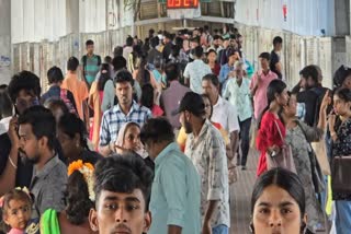ரயில் நிலையத்தில் அலை மோதும் கூட்டம்
