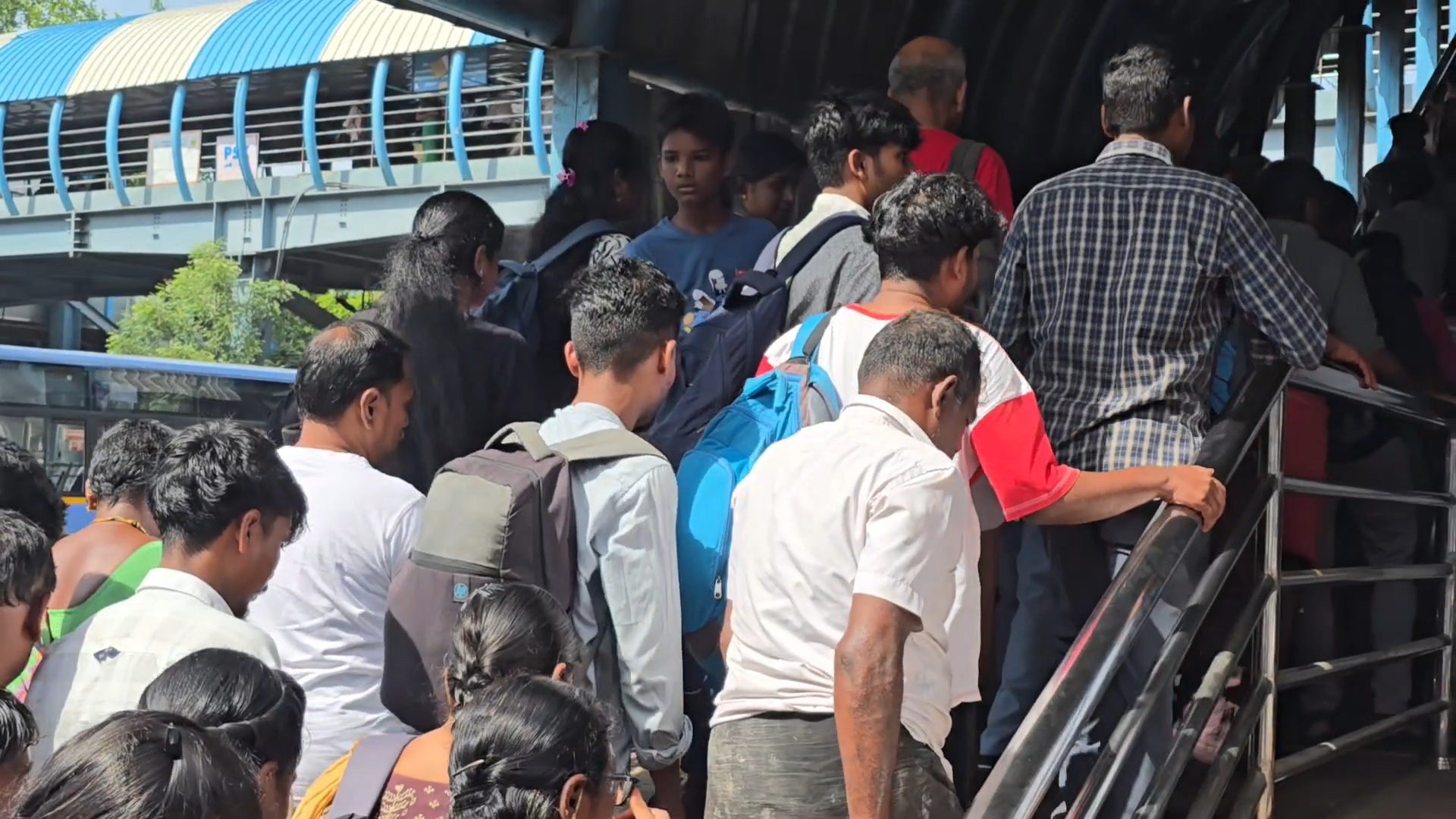 ரயில்களுக்காக செல்லும் பொதுமக்கள்