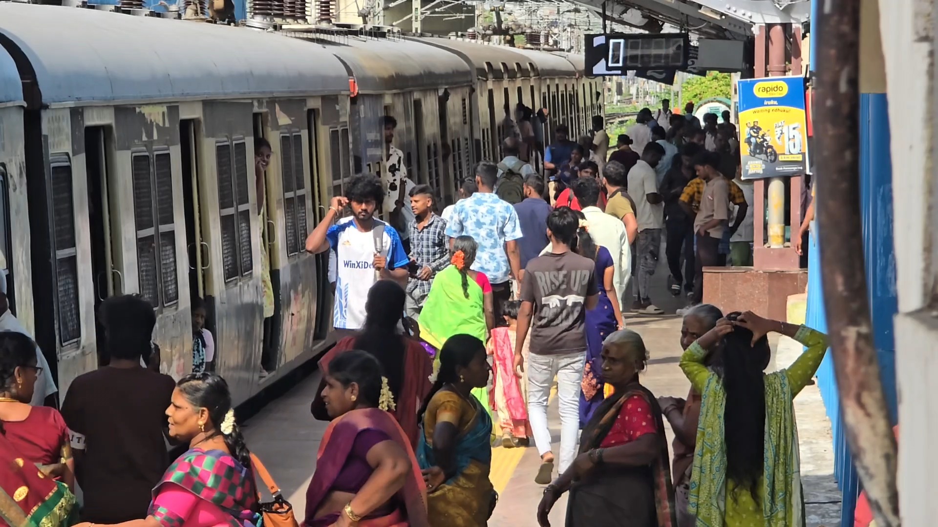 புறநகர் ரயில் நிலையத்தில் அலை மோதும் கூட்டம்