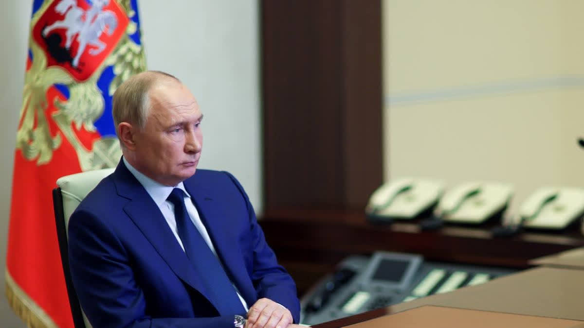 Putin Orders Army To 'Dislodge' Ukraine As Over 120,000 Flee Border Putin Orders Army To 'Dislodge' Ukraine As Over 120,000 Flee Border