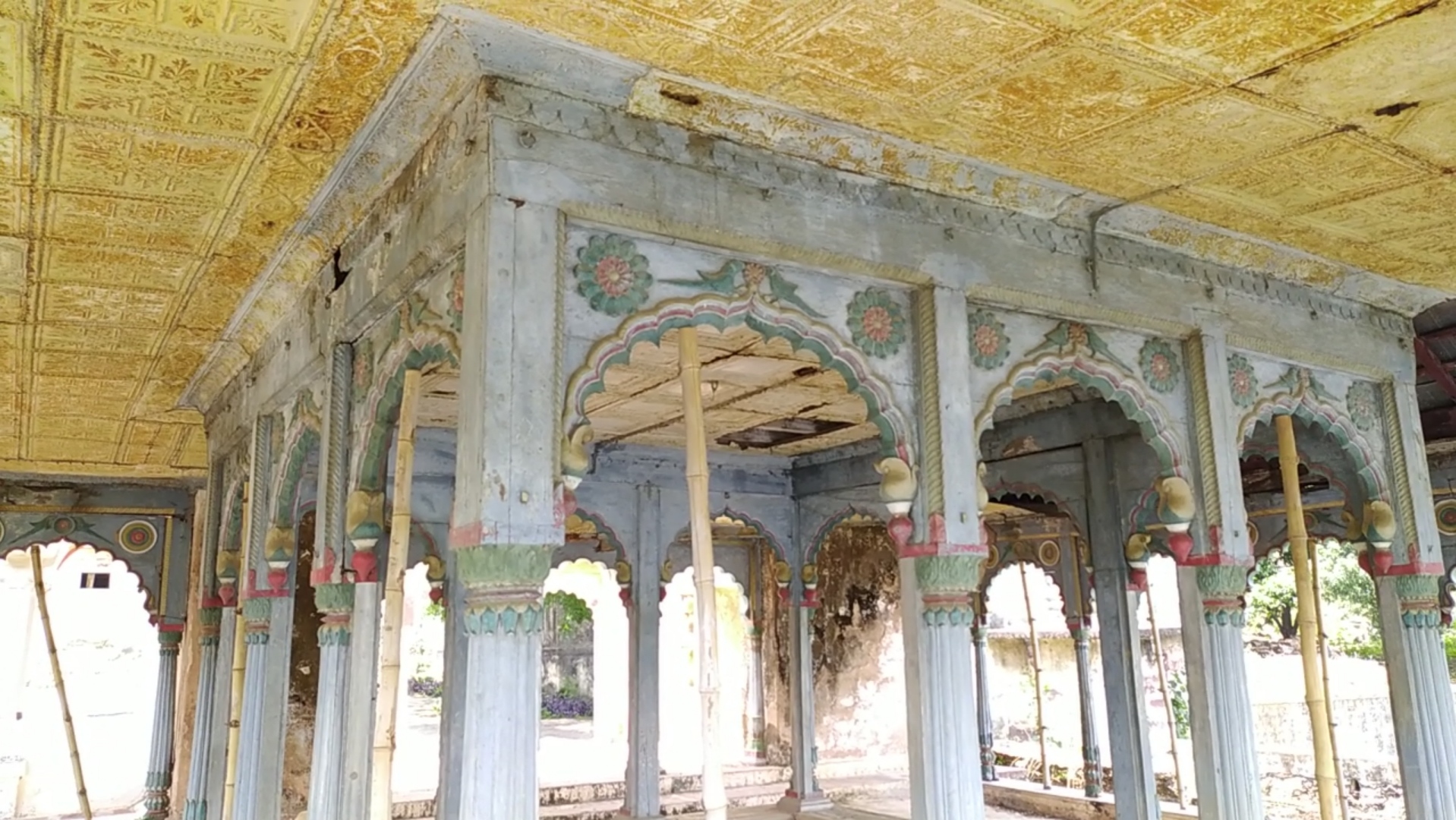 Maharaja Vishwanath Singh Judeo built fort