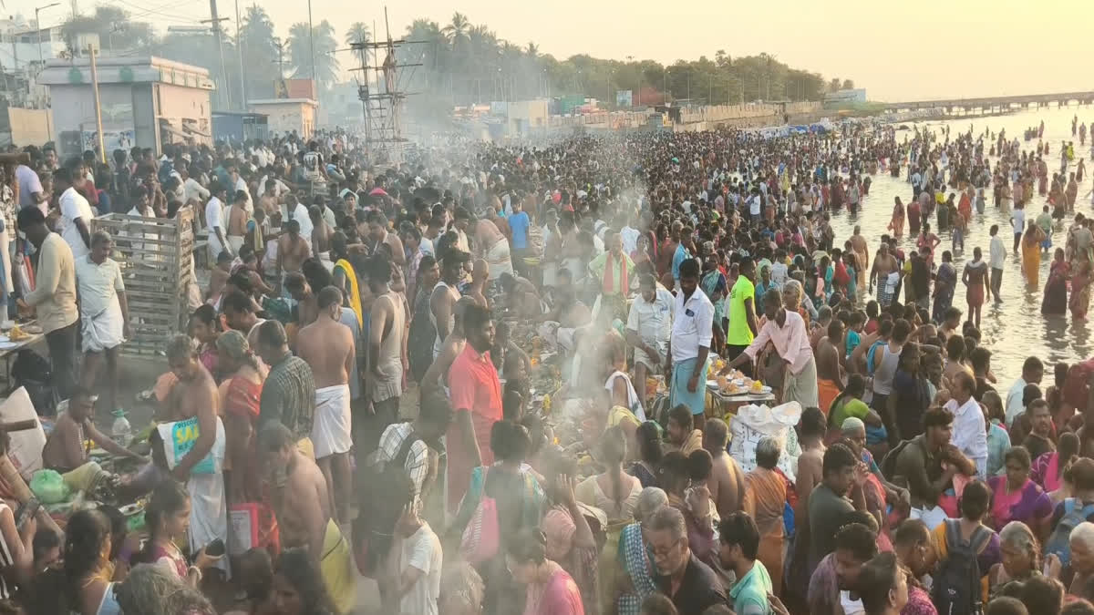 ராமேஸ்வரத்தில் ஆயிரக்கணக்கானோர் முன்னோர்களுக்கு தர்ப்பணம் கொடுத்து வழிபாடு