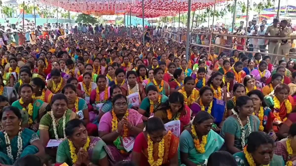 குழந்தை வரம் வேண்டி கலந்து கொண்ட பெண் பக்தர்கள்