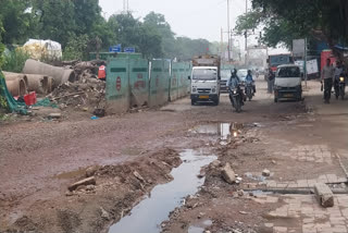 दिल्ली में बारिश के बाद सड़कों की जर्जर स्थिति