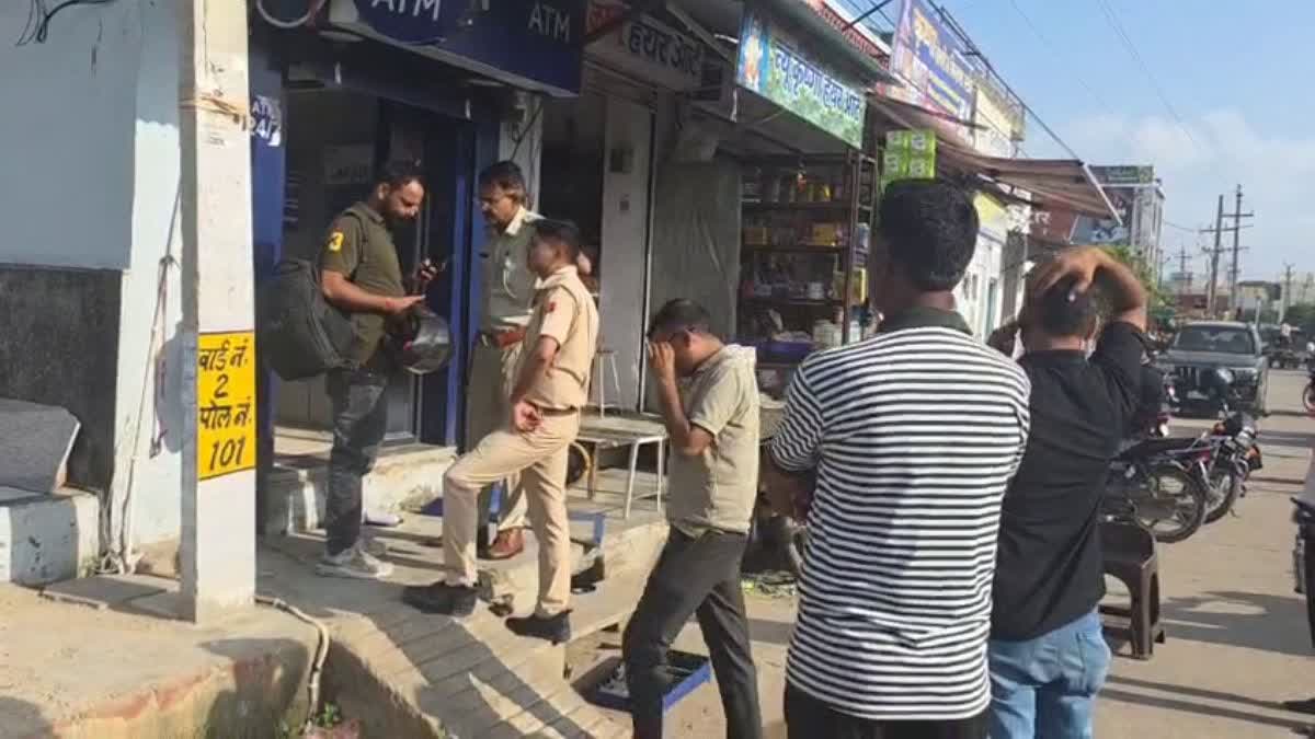 ATM उखाड़ ले गए बदमाश