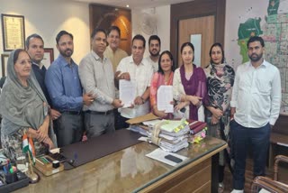कांग्रेस और आप पार्षदों ने एमसी कमिश्नर से की मुलाकात