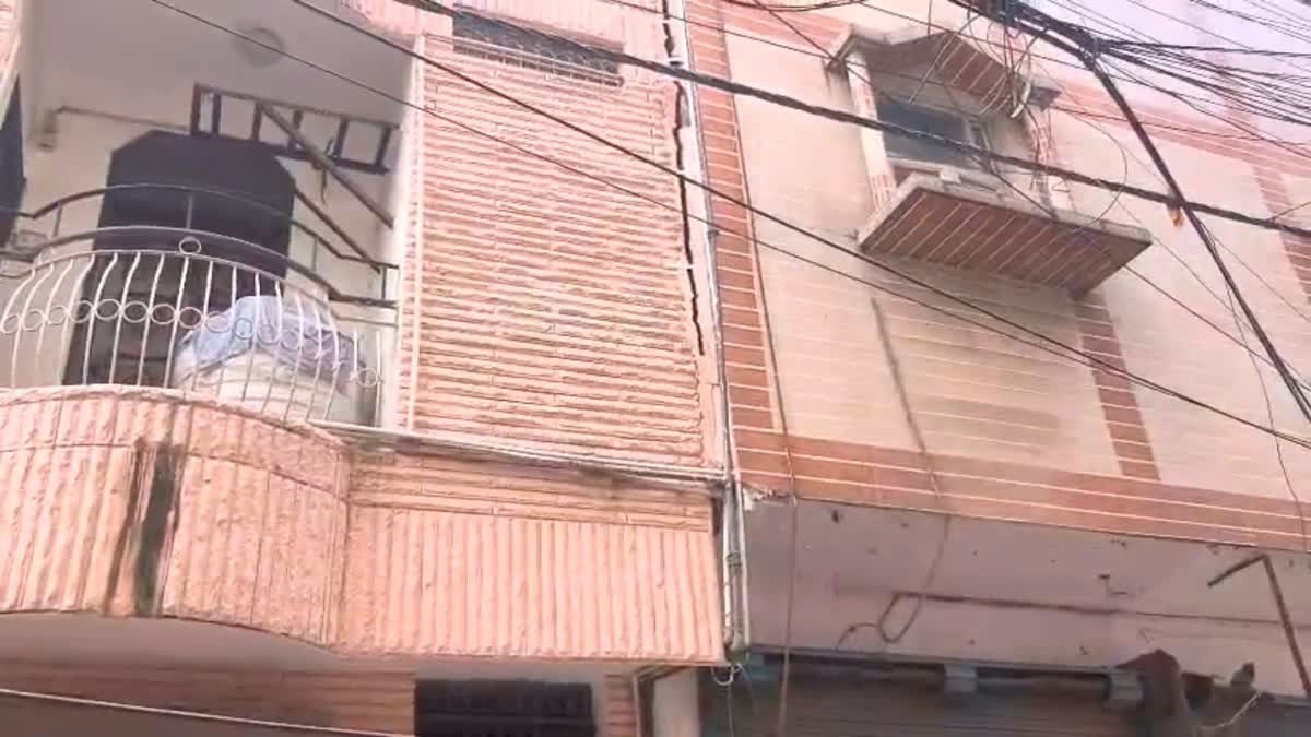 गांधी नगर में चार मंजिला इमारत झुकी