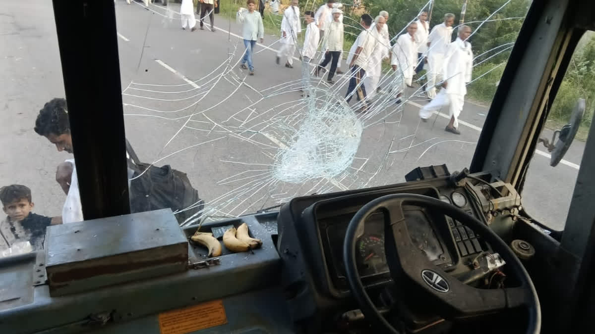 विरोध में पथराव और तोड़फोड़
