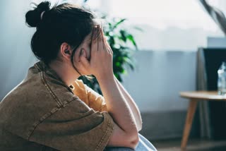 ڈپریشن کی ابتدائی علامات اور وجوہات کیا ہیں؟ جانیں یہ ذہنی کیفیت جسم کو کیسے متاثر کرتی ہے