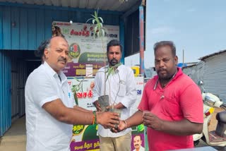 டீக்குடிக்க வருவோருக்கு வழங்கப்படும் மரக்கன்றுகள்