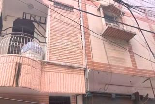 गांधी नगर में चार मंजिला इमारत झुकी