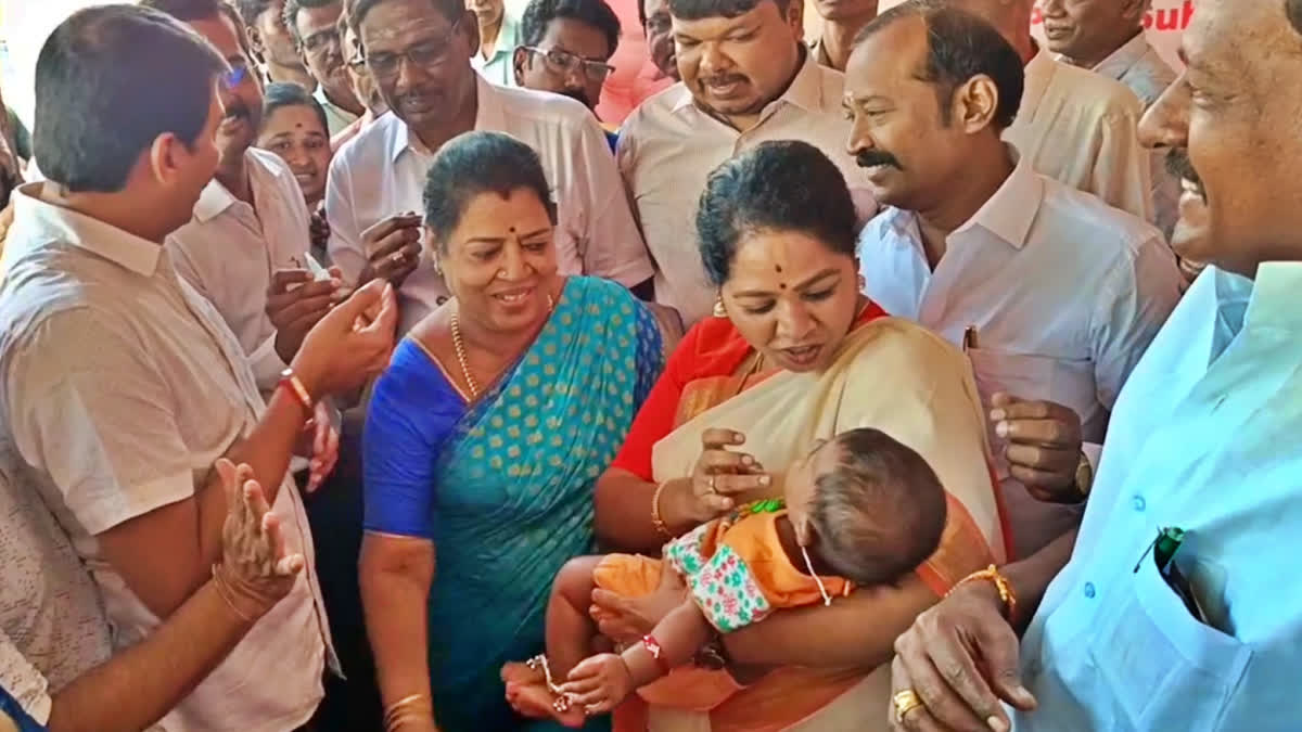 சொட்டு மருந்து முகாமிற்கு வந்த குழந்தையை கொஞ்சிய எம்பி சுதா!