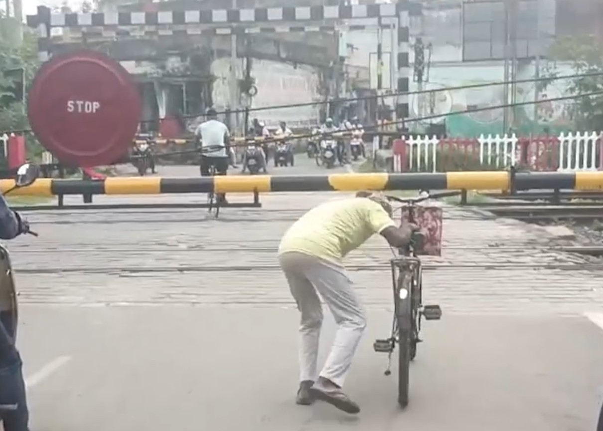 RAILWAYS LEVEL CROSSING SAFETY