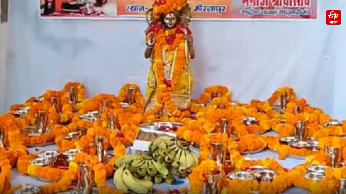 बर्तनों को हुई पूजा.