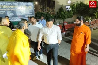 महंत राम मिलन दास की मौत की सूचना पर पहुंचे अधिकारी और संत.