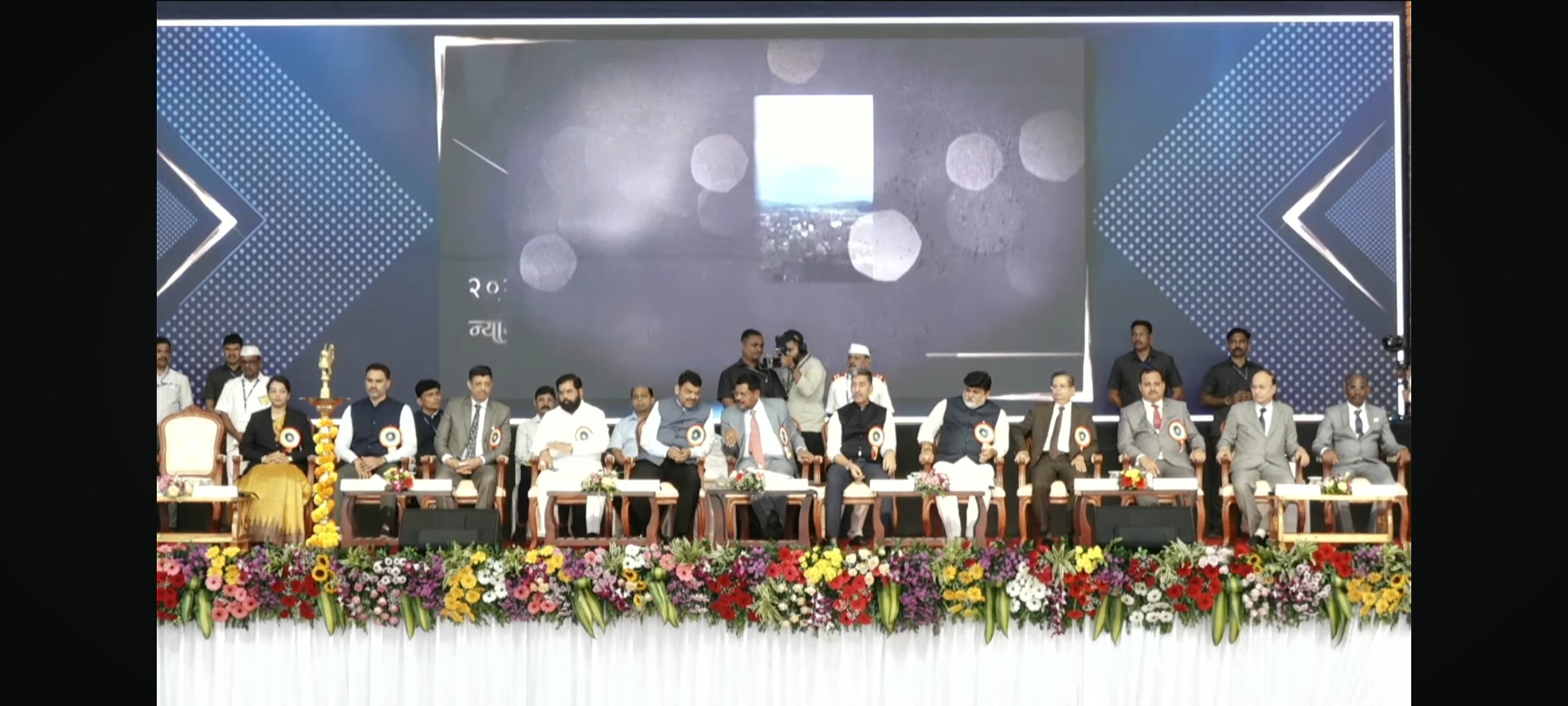 मंडणगड न्यायालय नूतन इमारत उद्घाटन प्रसंगी सरन्यायाधीश भूषण गवई, सोबत मुख्यमंत्री देवेंद्रफडणवीस आणि उपमुख्यमंत्री एकनाथ शिंदे तसंच इतर मान्यवर