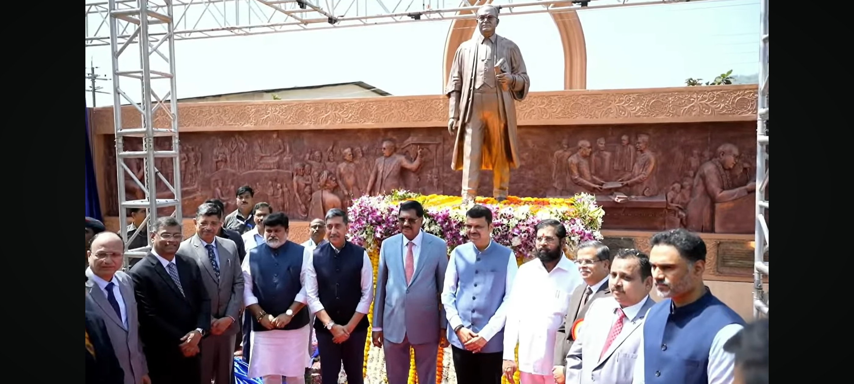 मंडणगड न्यायालय नूतन इमारत उद्घाटन प्रसंगी सरन्यायाधीश भूषण गवई, सोबत मुख्यमंत्री देवेंद्रफडणवीस आणि उपमुख्यमंत्री एकनाथ शिंदे तसंच इतर मान्यवर