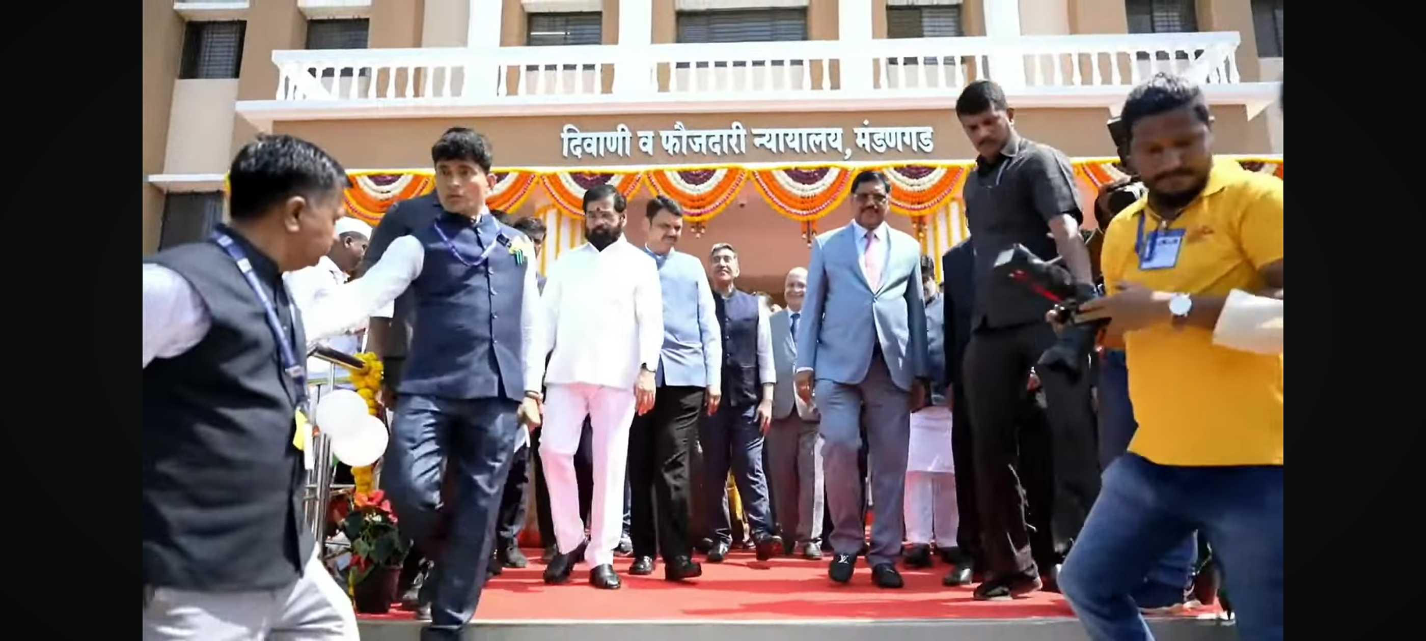 मंडणगड न्यायालय नूतन इमारत उद्घाटन प्रसंगी सरन्यायाधीश भूषण गवई, सोबत मुख्यमंत्री देवेंद्रफडणवीस आणि उपमुख्यमंत्री एकनाथ शिंदे तसंच इतर मान्यवर