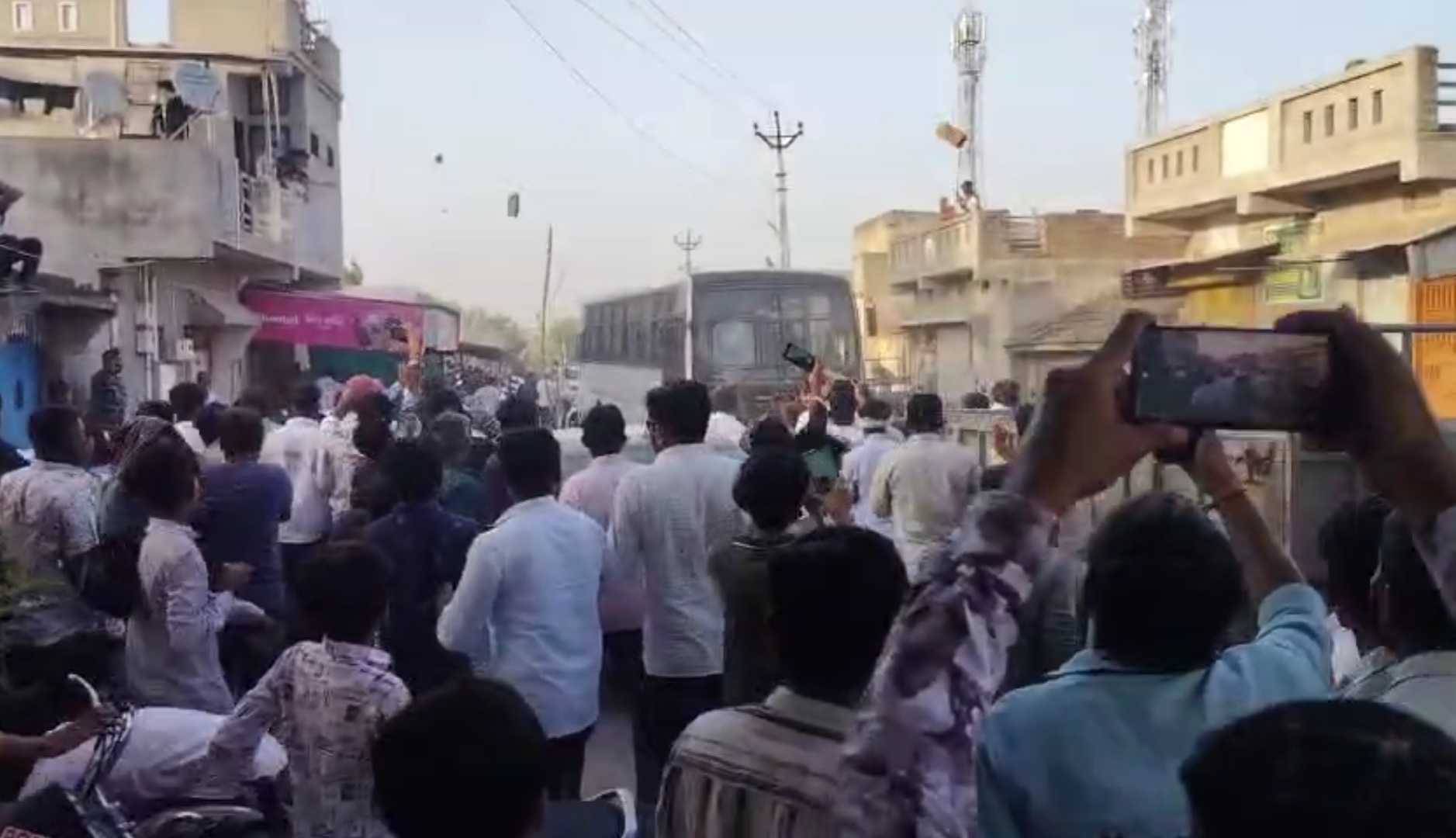 મહાપંચાયત રોકવા ગયેલી પોલીસ પર પથ્થરમારો