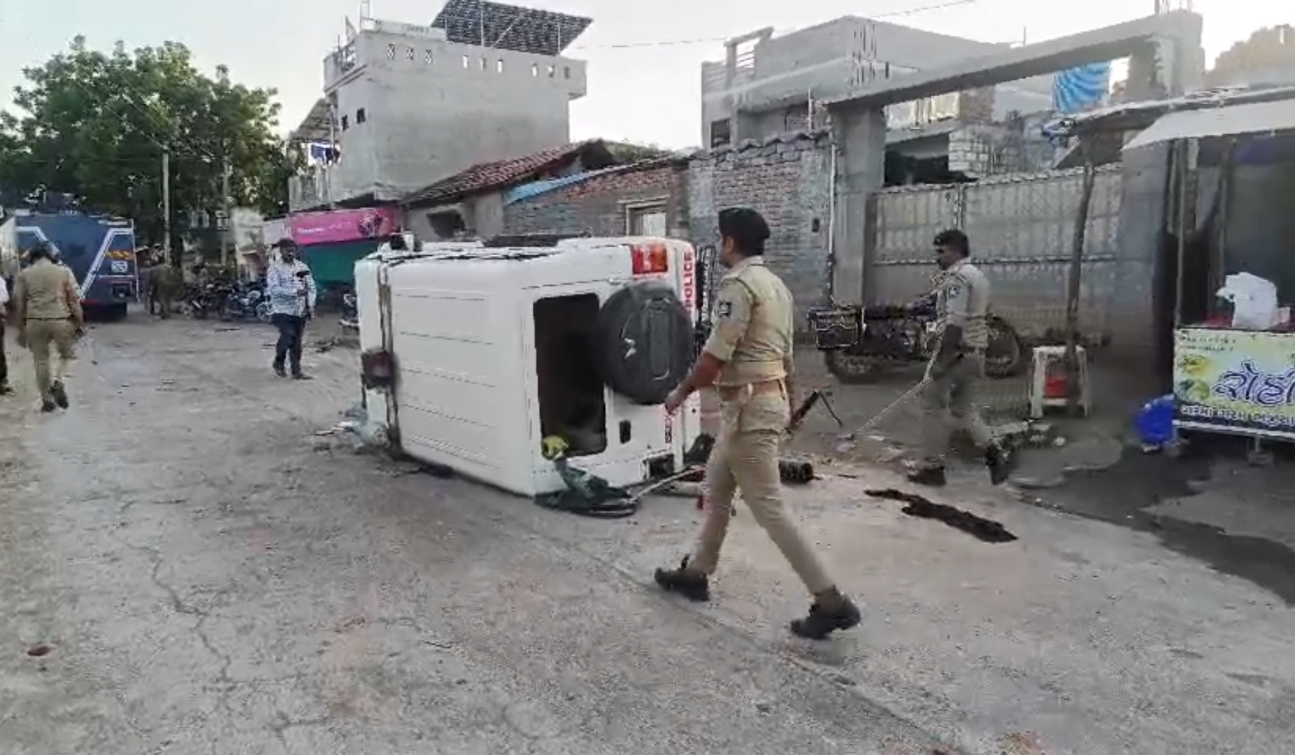 પોલીસ પર પથ્થરમારો ગાડી ઊંઘી વાળી