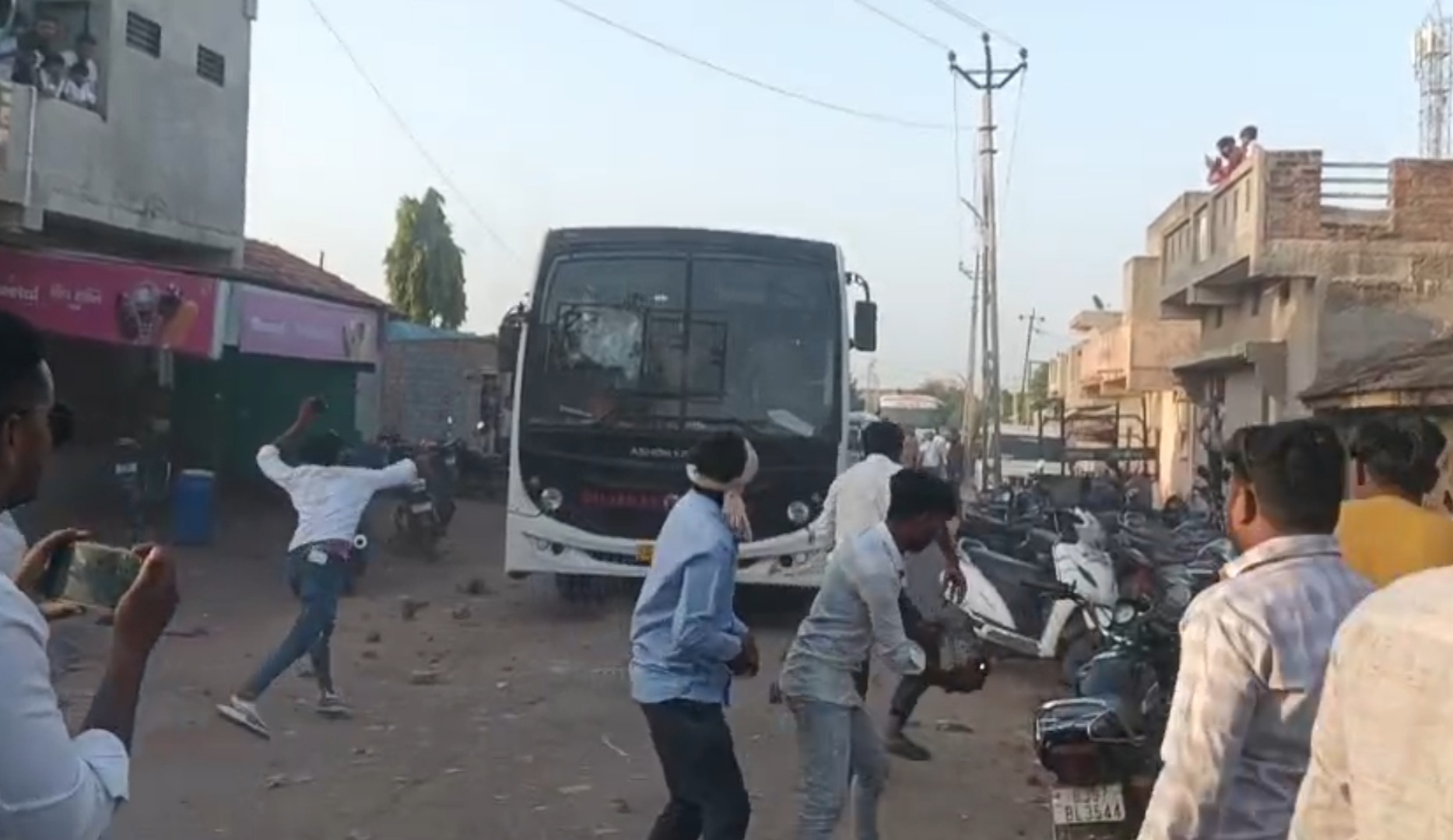 મહાપંચાયત રોકવા ગયેલી પોલીસ પર પથ્થરમારો