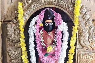 குலசேகரன்பட்டினத்தில் உள்ள குத்துப்பிறை இசக்கி அம்மன்