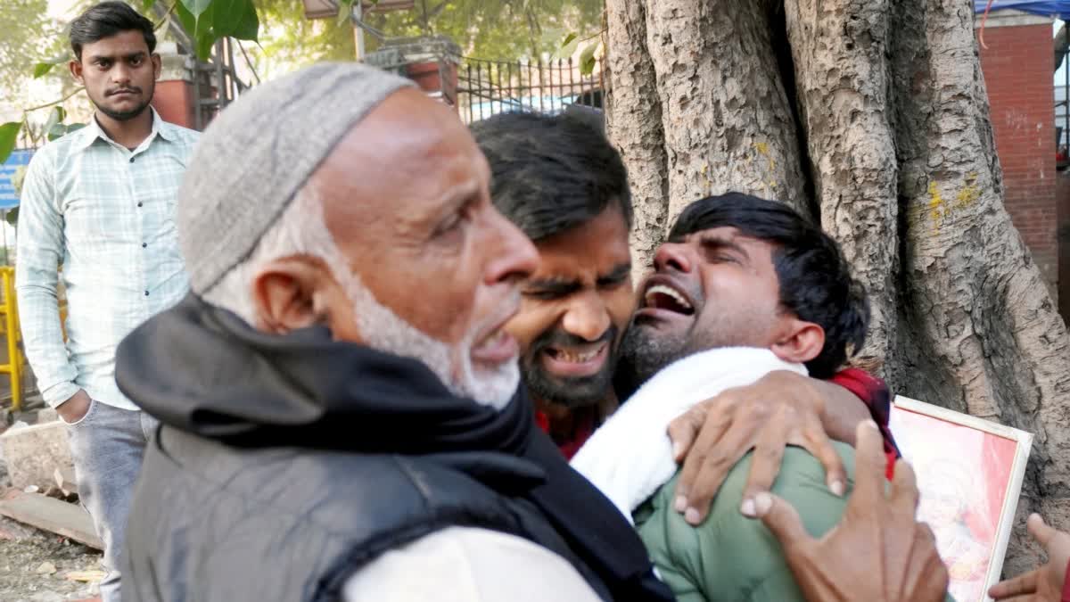 Relatives of Nouman mourn outside LNJP Hospital
