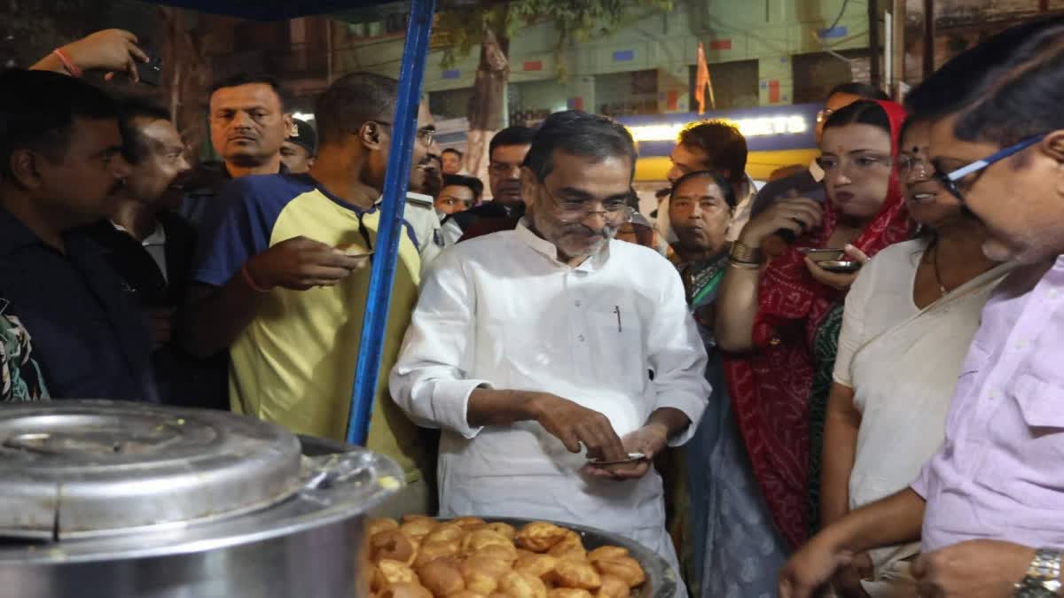 सासाराम में अपने परिवार संग गोलगप्पे और चाट का लिया मजा