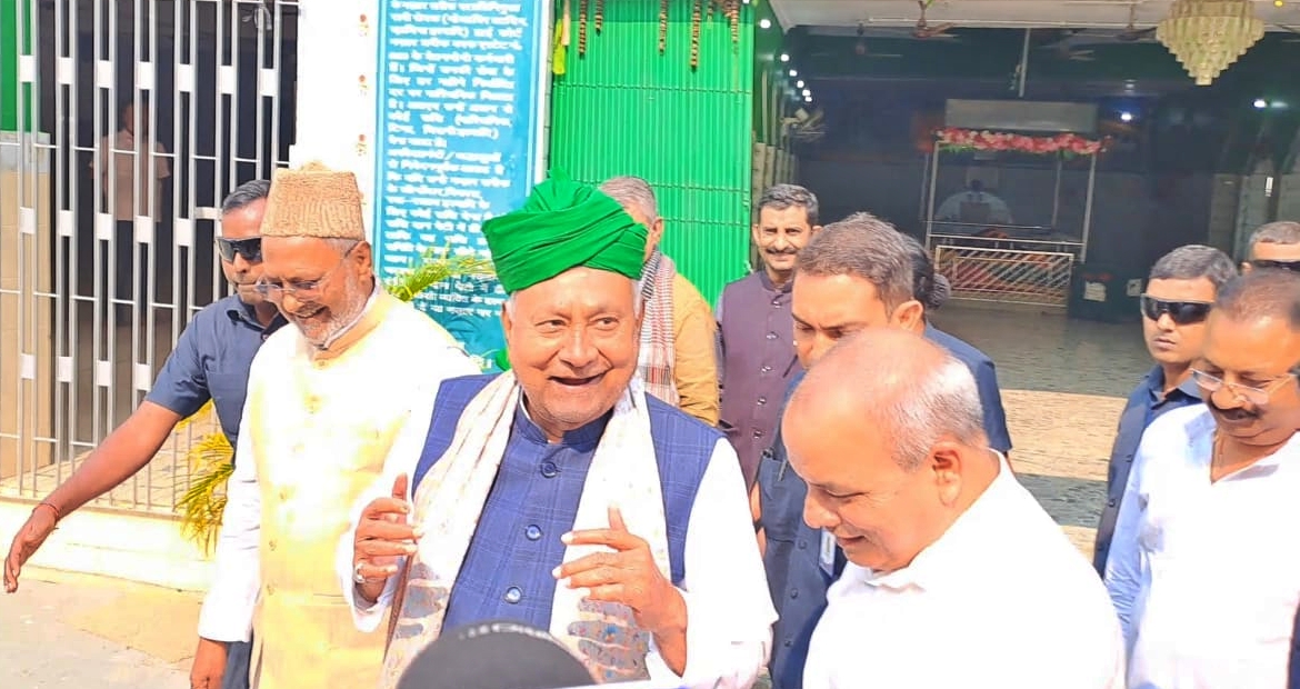 Kumar at the dargah of Hazrat Syed Shah Ghulam Safdar beside the Patna High Court.