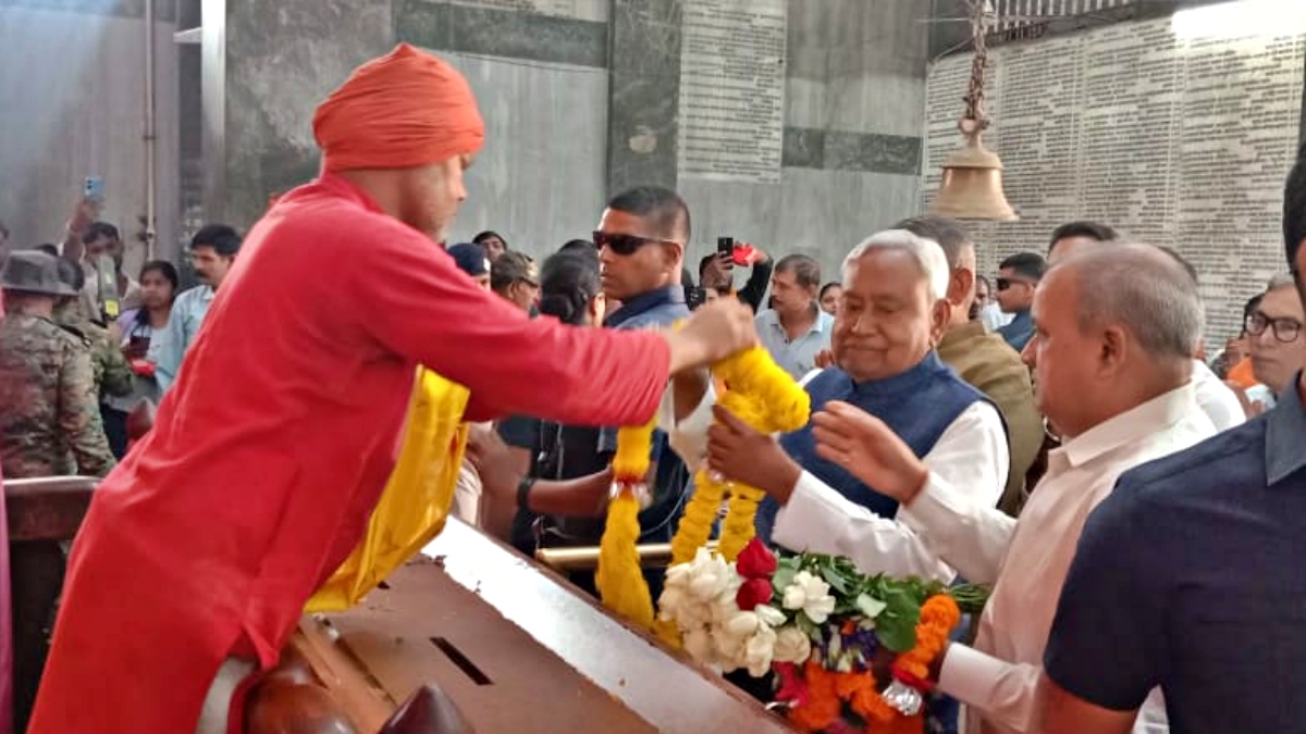 Nitish Kumar at the Mahavir Mandir.