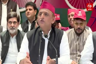 मीडिया से बातचीत करते अखिलेश यादव.