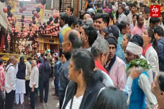 बनारस के काल भैरव मंदिर में उमड़ी भीड़.
