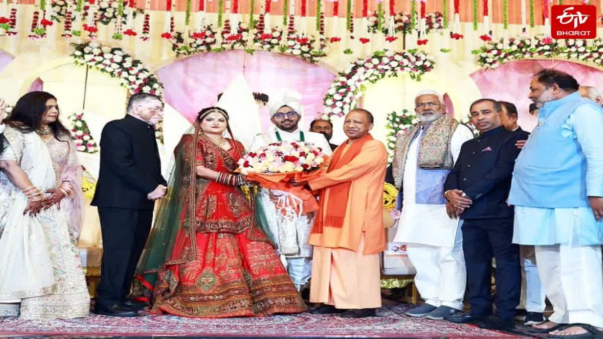 झारखंड के राज्यपाल संतोष गंगवार के बेटे की शादी में पहुंचे सीएम योगी.