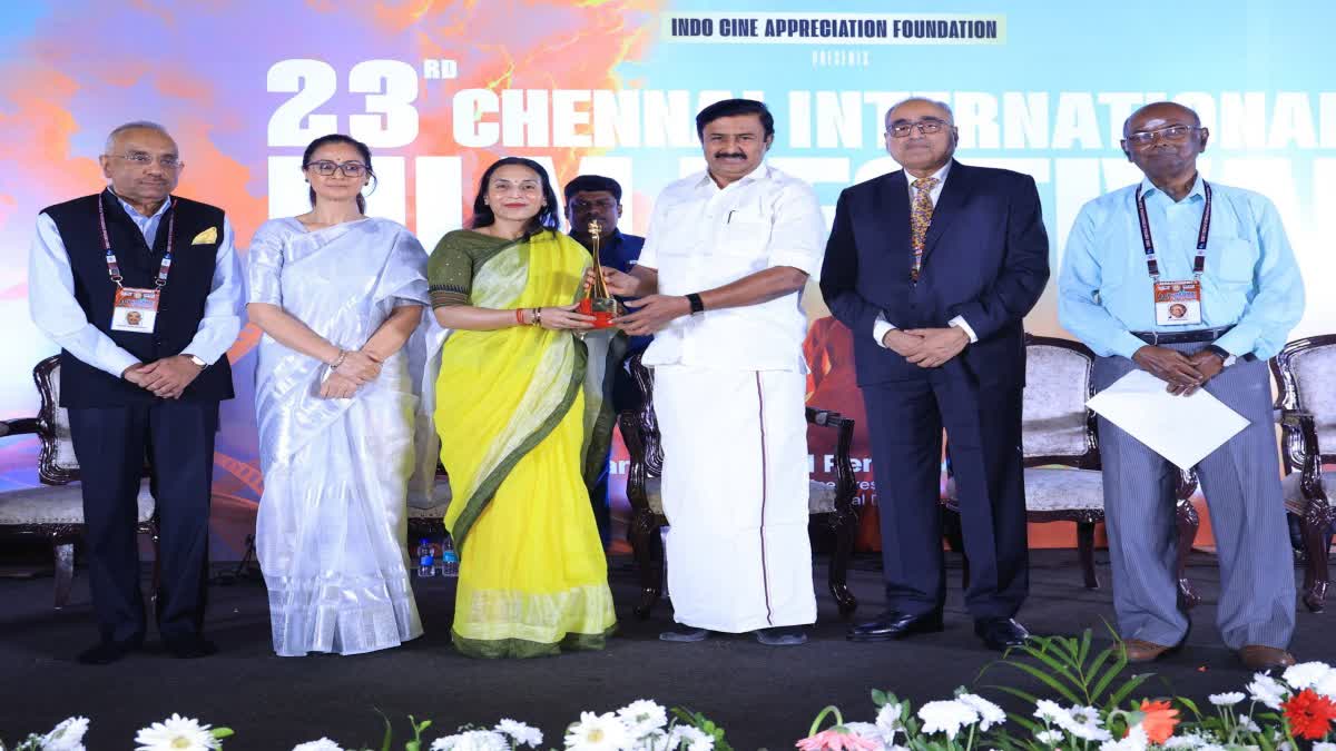 திரையுலகில் அரை நூற்றாண்டு பயணம்: சென்னை சர்வதேச திரைப்பட விழாவில் ரஜினிக்கு விருது
